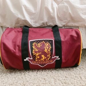 NWT) HARRY POTTER GRYFFINDOR DUFFLE BAG